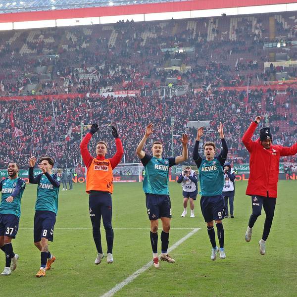 Die Spieler des 1.FC Kölns bejubeln den Sieg vor der Fankurve.