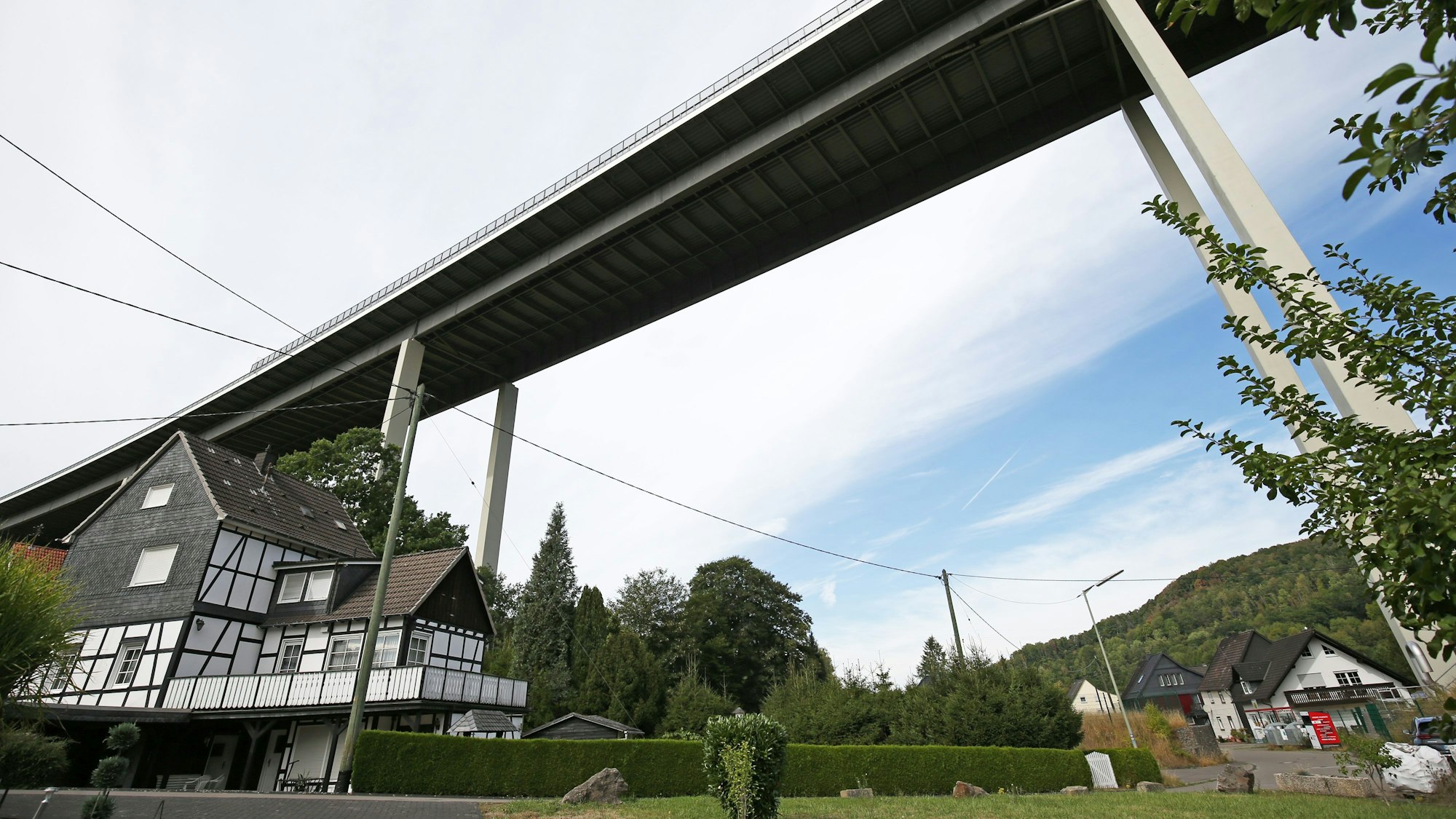 Über einer Ortschaft erhebt sich eine Autobahnbrücke.
