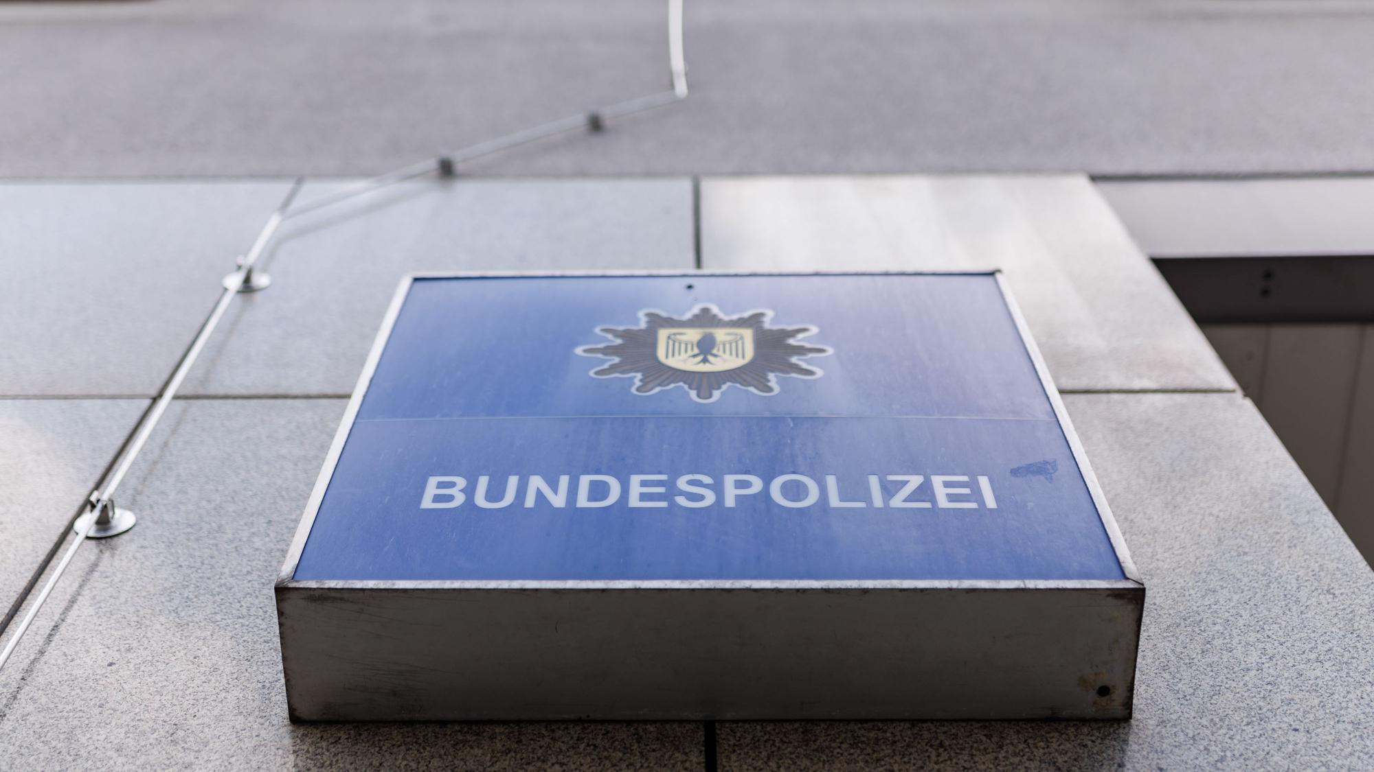 Ein Leuchtkasten mit der Aufschrift „Bundespolizei“ hängt an der Außenfassade der Bundespolizeiinspektion Nürnberg. (Symbolbild)