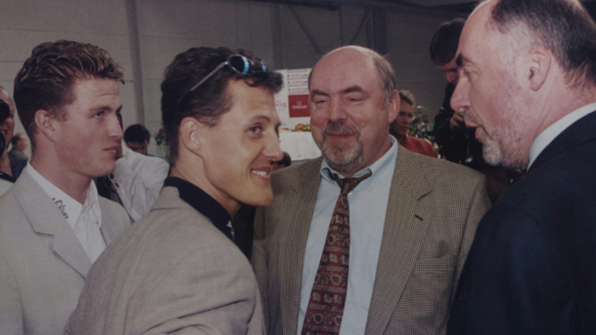 Auf dem Foto ist Michael Schumacher mit seinem Bruder Ralf und Verantwortlichen der Stadt Kerpen zu sehen.