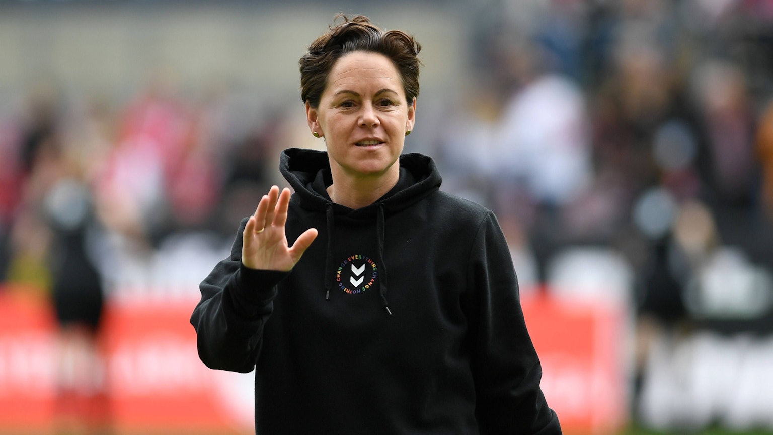 23.04.2023, Cologne, Germany, Rhein-Energie-Stadium, 1. FC Koeln vs Eintracht Frankfurt - Frauen Bundesliga, Trainer Nicole Bender-Rummler 1. FC Koeln gestikuliert, gestik Foto Ralf Treese, Ralf Treese DFB / DFL REGULATIONS PROHIBIT ANY USE OF PHOTOGRAPHS AS IMAGE SEQUENCES AND/OR QUASI-VIDEO. Cologne Rhein-Energie-Stadium North Rhine-Westphalia Germany *** 23 04 2023, Cologne, Germany, Rhein Energie Stadium, 1 FC Koeln vs Eintracht Frankfurt Frauen Bundesliga, coach Nicole Bender Rummler 1 FC Koeln gestures, gestures photo Ralf Treese, Ralf Treese DFB DFL REGULATIONS PROHIBIT ANY USE OF PHOTOGRAPHS AS IMAGE SEQUENCES AND OR QUASI VIDEO Cologne Rhein Energie Stadium North Rhine Westphalia Germany PUBLICATIONxINxGERxSUIxAUTxONLY / 521_KOESGE20230423_042 / Treese-521