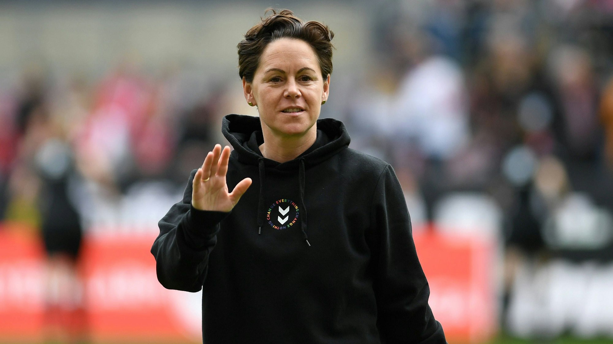 23.04.2023, Cologne, Germany, Rhein-Energie-Stadium, 1. FC Koeln vs Eintracht Frankfurt - Frauen Bundesliga, Trainer Nicole Bender-Rummler 1. FC Koeln gestikuliert, gestik Foto Ralf Treese, Ralf Treese DFB / DFL REGULATIONS PROHIBIT ANY USE OF PHOTOGRAPHS AS IMAGE SEQUENCES AND/OR QUASI-VIDEO. Cologne Rhein-Energie-Stadium North Rhine-Westphalia Germany *** 23 04 2023, Cologne, Germany, Rhein Energie Stadium, 1 FC Koeln vs Eintracht Frankfurt Frauen Bundesliga, coach Nicole Bender Rummler 1 FC Koeln gestures, gestures photo Ralf Treese, Ralf Treese DFB DFL REGULATIONS PROHIBIT ANY USE OF PHOTOGRAPHS AS IMAGE SEQUENCES AND OR QUASI VIDEO Cologne Rhein Energie Stadium North Rhine Westphalia Germany PUBLICATIONxINxGERxSUIxAUTxONLY / 521_KOESGE20230423_042 / Treese-521