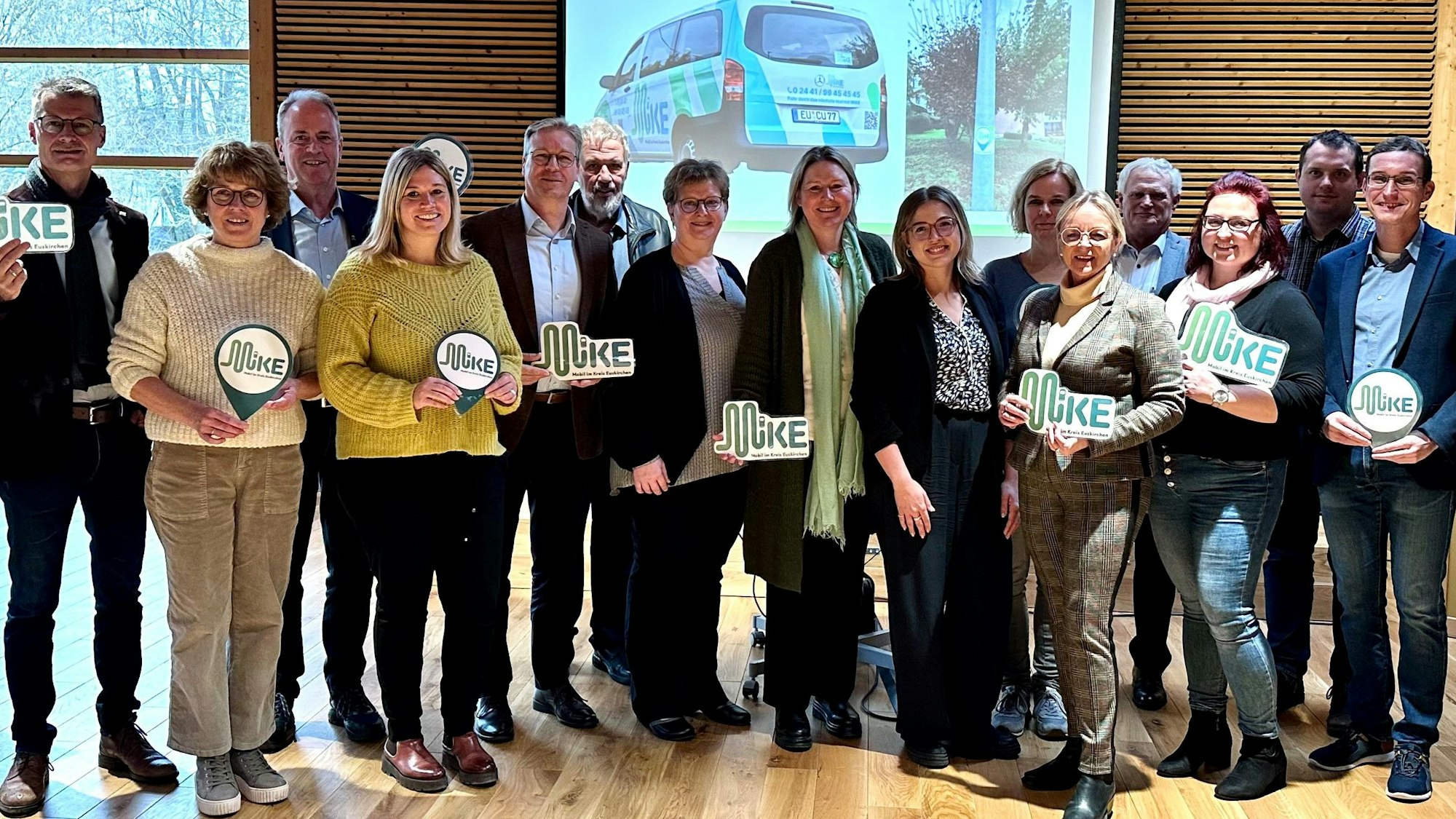 Das Bild zeigt ein Gruppenfoto während der Pressekonferenz in Nettersheim.