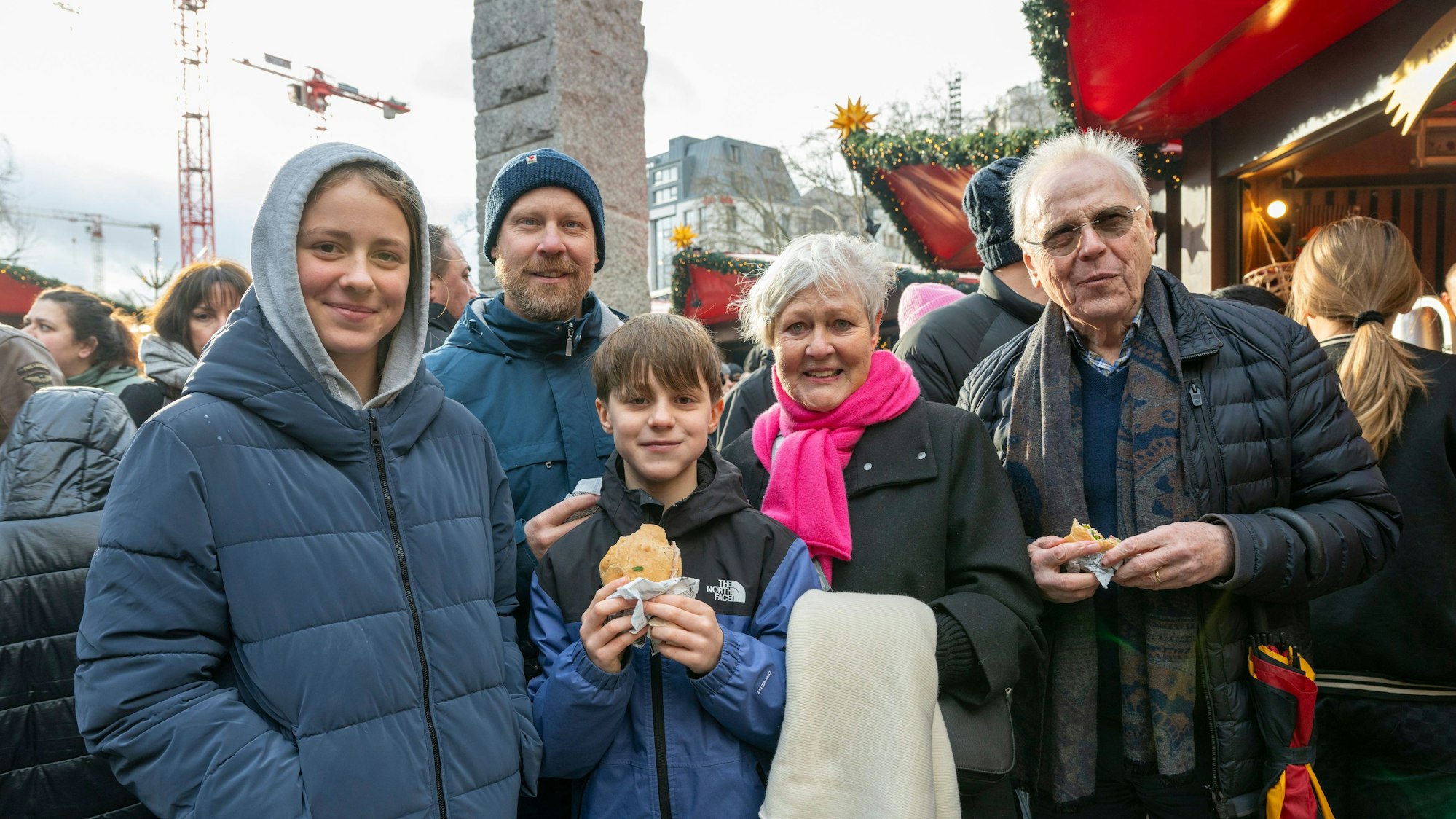 Familie Heep besucht trotz der Terrorgefahr den Weihnachtsmarkt am Dom.