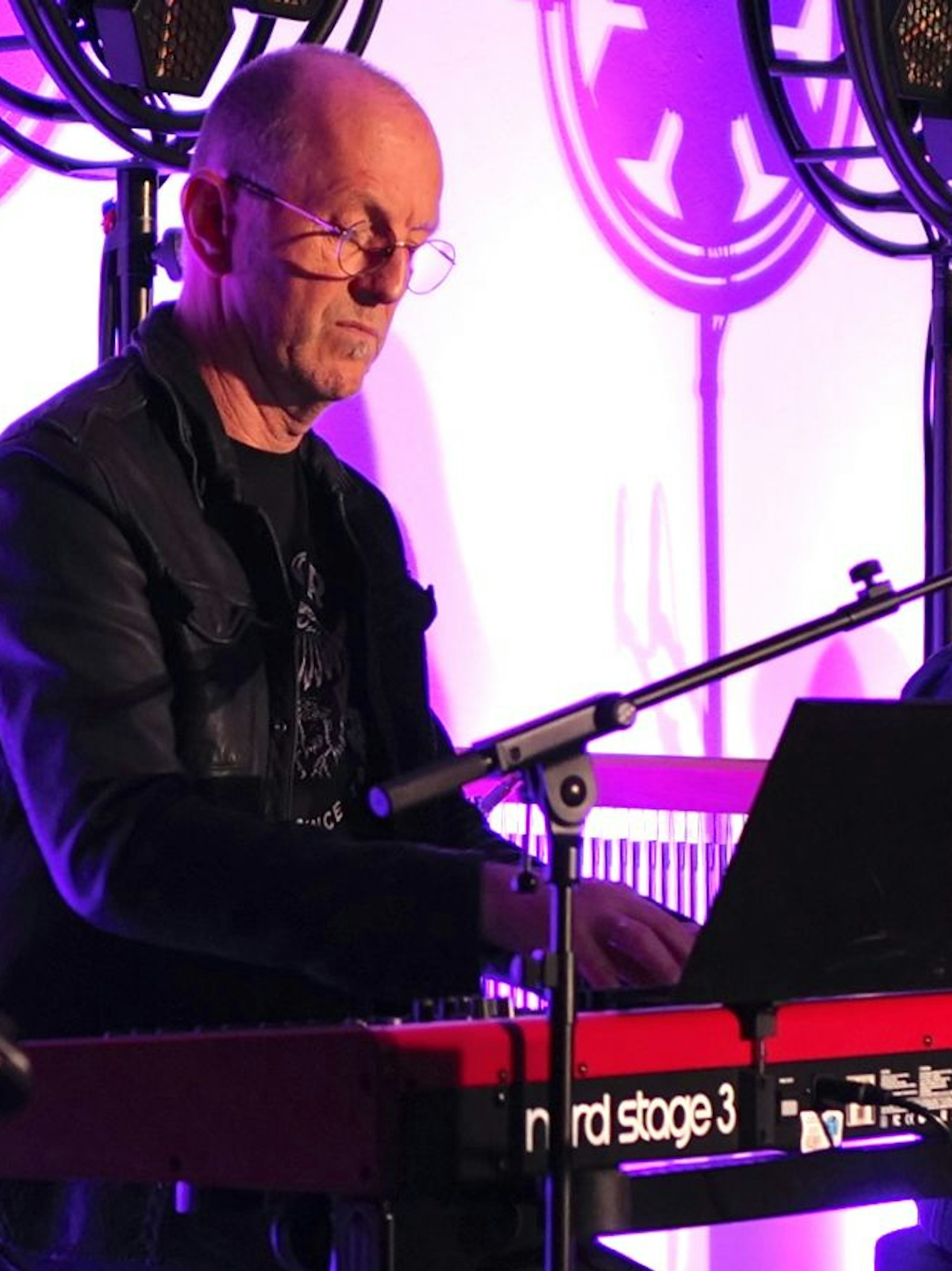 Ein Mann spielt Keyboard.