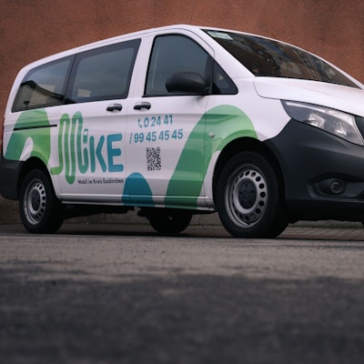 Das Bild zeigt ein Großraumtaxi. An der Seite ist der Schriftzug Mike zu lesen.