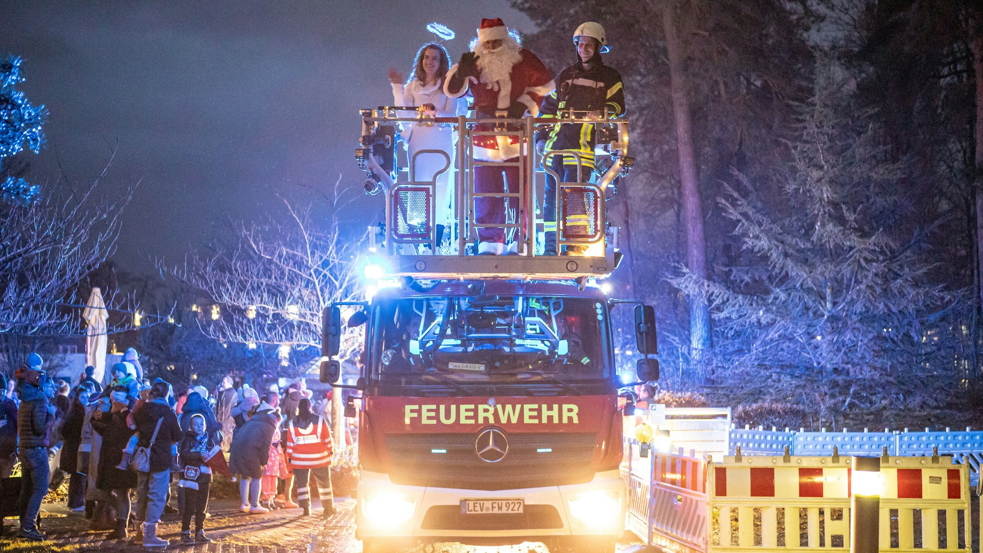 Weihnachtsmann und Engel bringen Freude zu den Kindern der Klinik.