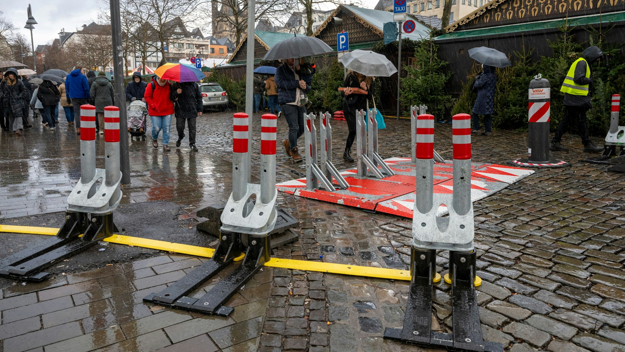 Mobile Absperrungen am Heumarkt.