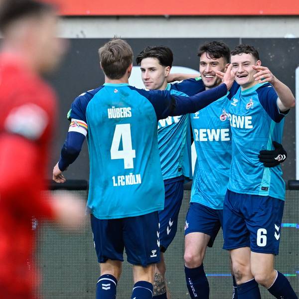 Dejan Ljubicic (2.v.r.) jubelt mit Mannschaftskollegen über das Tor zum 0:1.