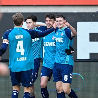 Dejan Ljubicic (2.v.r.) jubelt mit Mannschaftskollegen über das Tor zum 0:1.