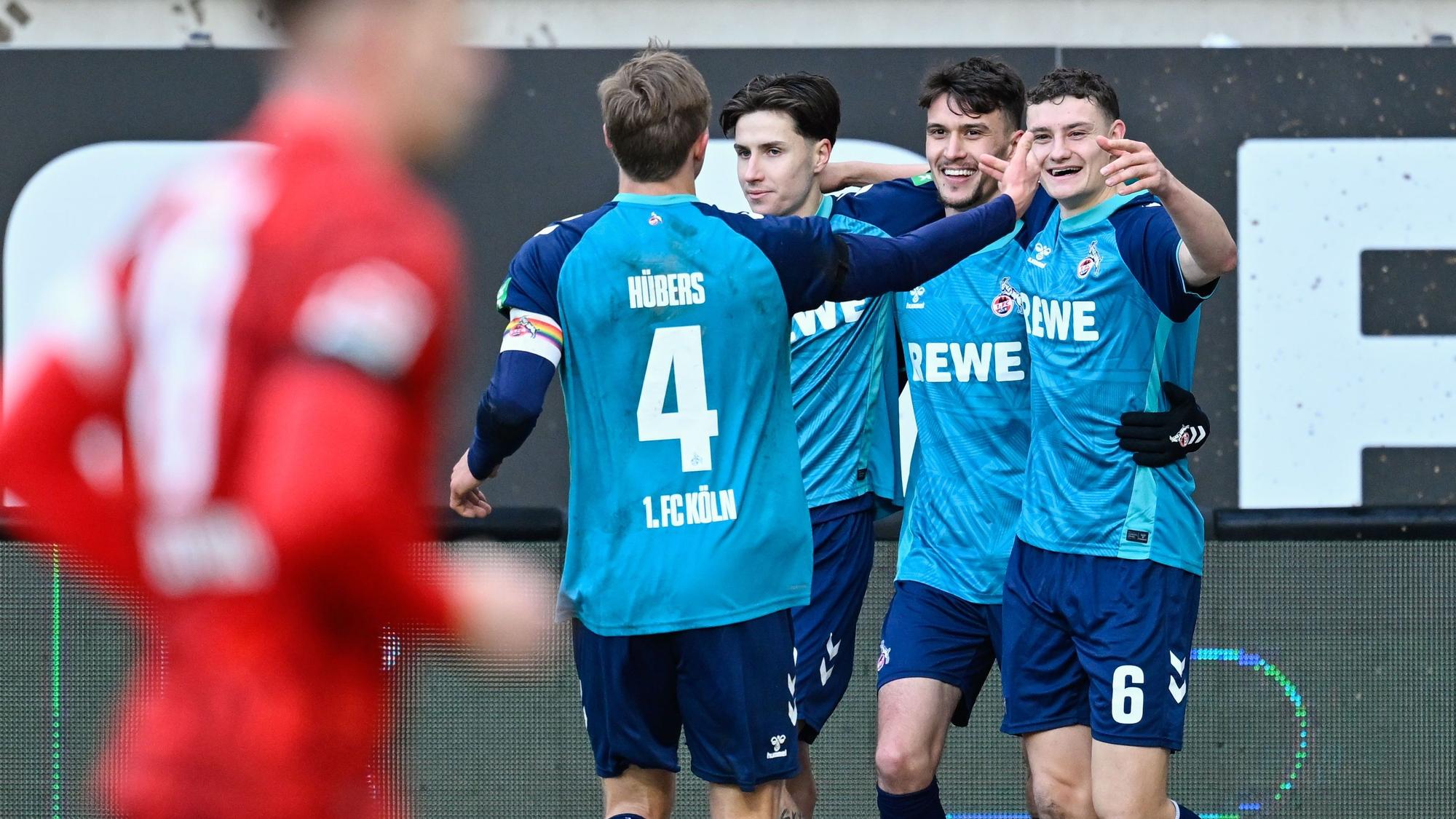 Dejan Ljubicic (2.v.r.) jubelt mit Mannschaftskollegen über das Tor zum 0:1.