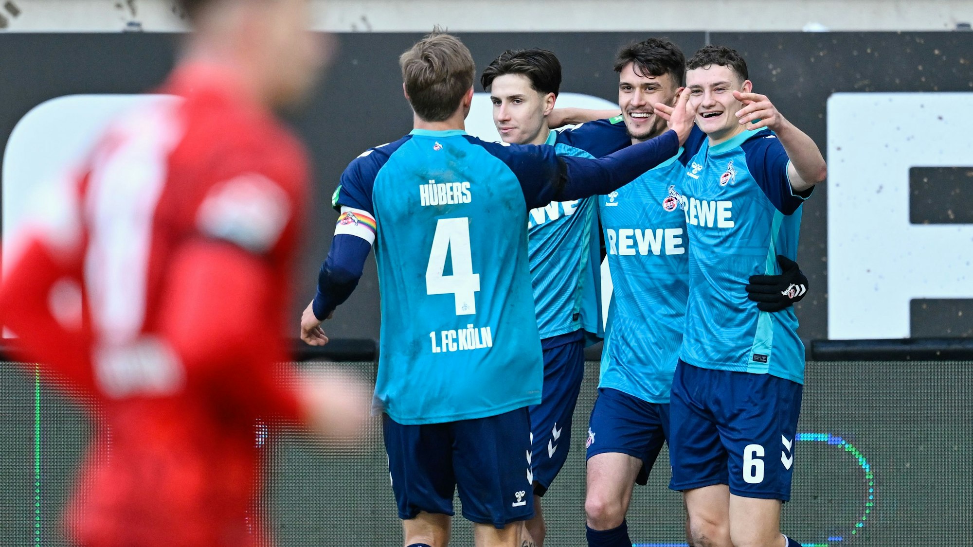 Dejan Ljubicic (2.v.r.) jubelt mit Mannschaftskollegen über das Tor zum 0:1.