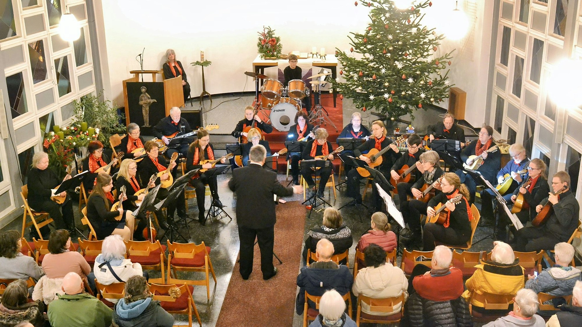 Blick von der Empore auf das Orchester und die Zuhörer.