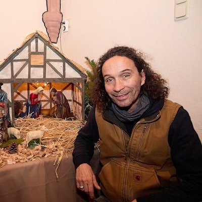 Das Bild zeigt Stephan Brings an einer Krippe.