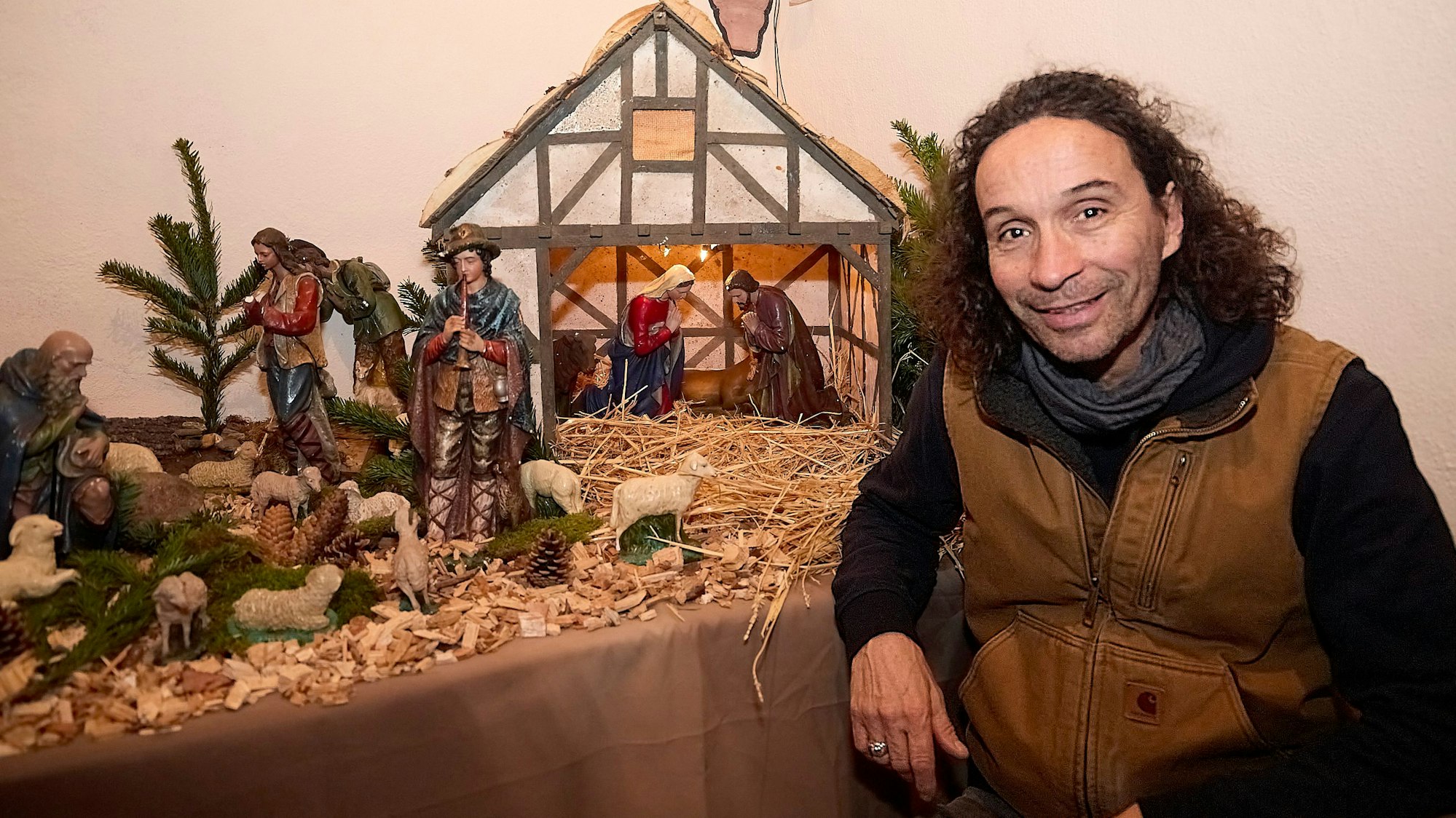 Das Bild zeigt Stephan Brings an einer Krippe.