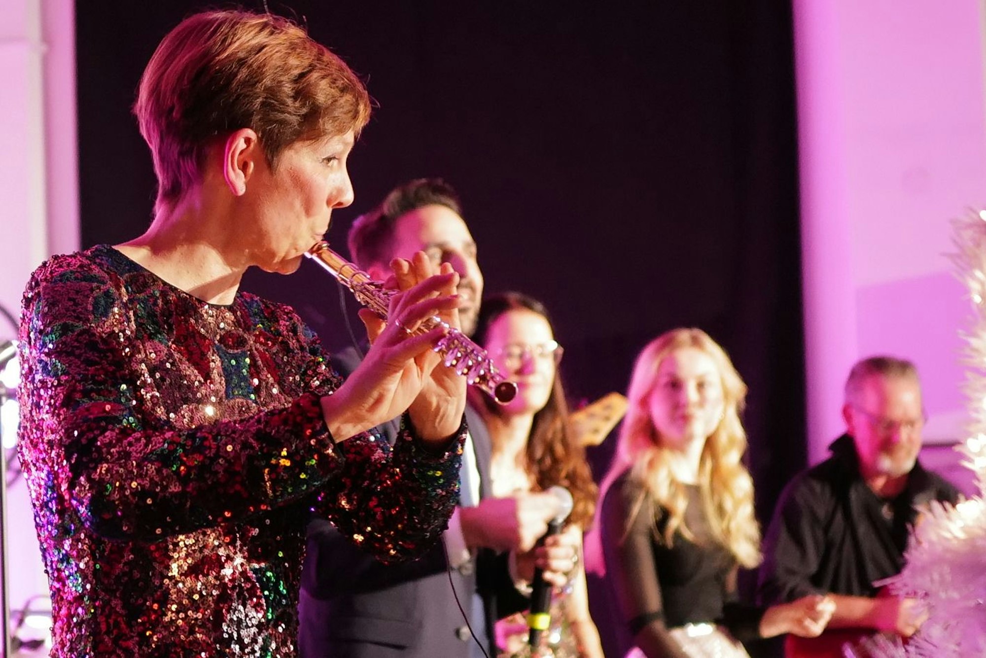 Eine Band, im Vordergrund eine Querflötistin.