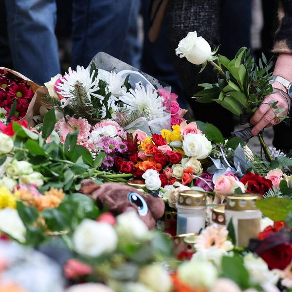21.12.2024, Sachsen-Anhalt, Magdeburg: Eine Frau legt Blumen am offiziellen Gedenkort an der Johanniskirche nieder. Am Vorabend war ein Autofahrer auf dem Magdeburger Weihnachtsmarkt in eine Menschengruppe gefahren. Foto: Jan Woitas/dpa