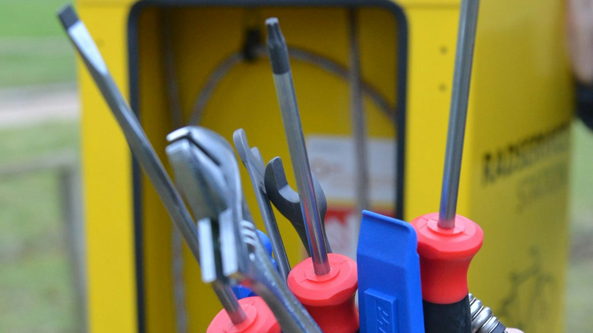 Vom Schraubendreher bis zum Imbussschlüssel und einem Luftdruckmesser bietet die Fahrrad-Reparaturstation alle Hilfsmittel für kleinere Reparaturen.