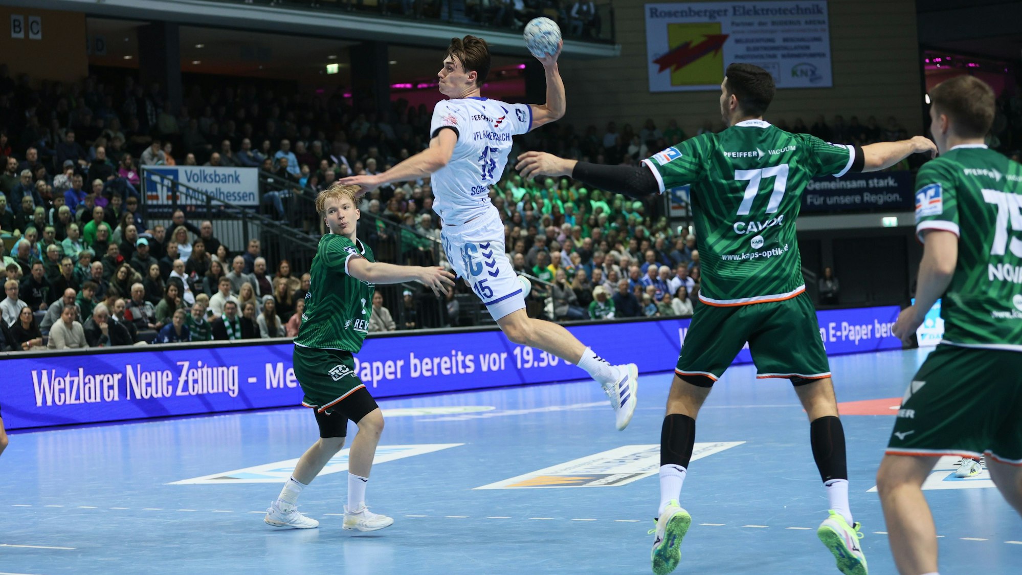 Miro Schluroff beim Sprungwurf durch die Wetzlarer Abwehr.