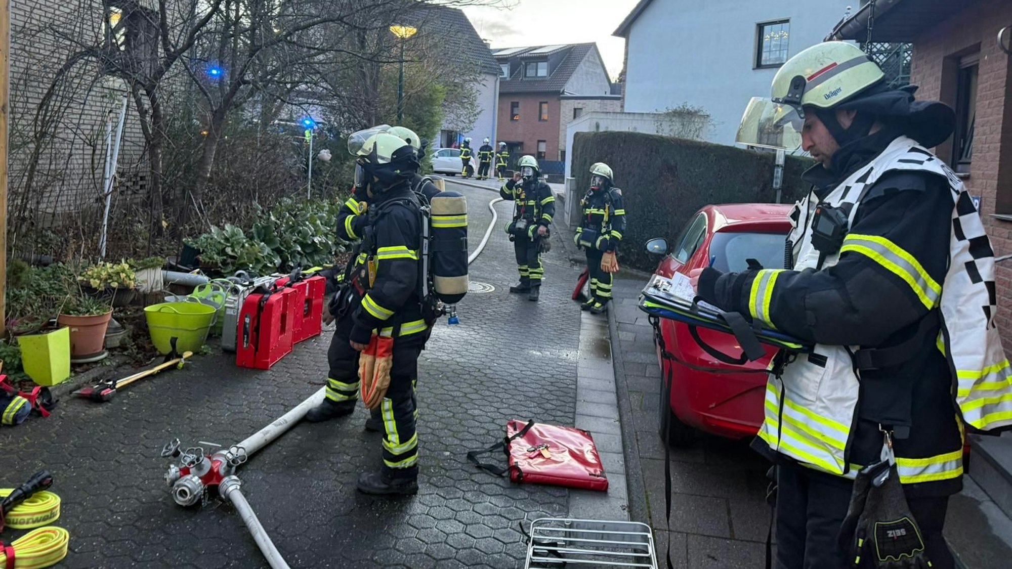 In schwerem Atemschutz sind die Feuerwehrleute ins Haus um den Brand zu löschen. Die Feuerwehr war mit etwa 40 Einsatzkräften vor Ort.