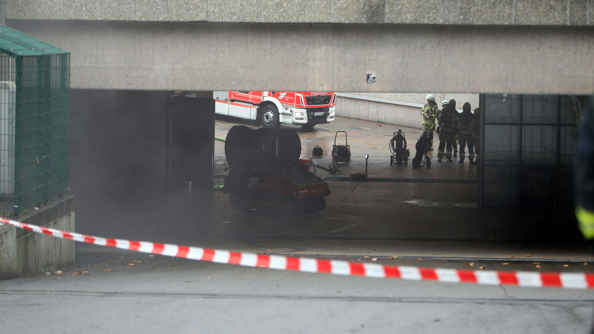 Starker Rauch, der aus der U-Bahn-Haltestelle am Ebertplatz kam, drang auch nach draußen.