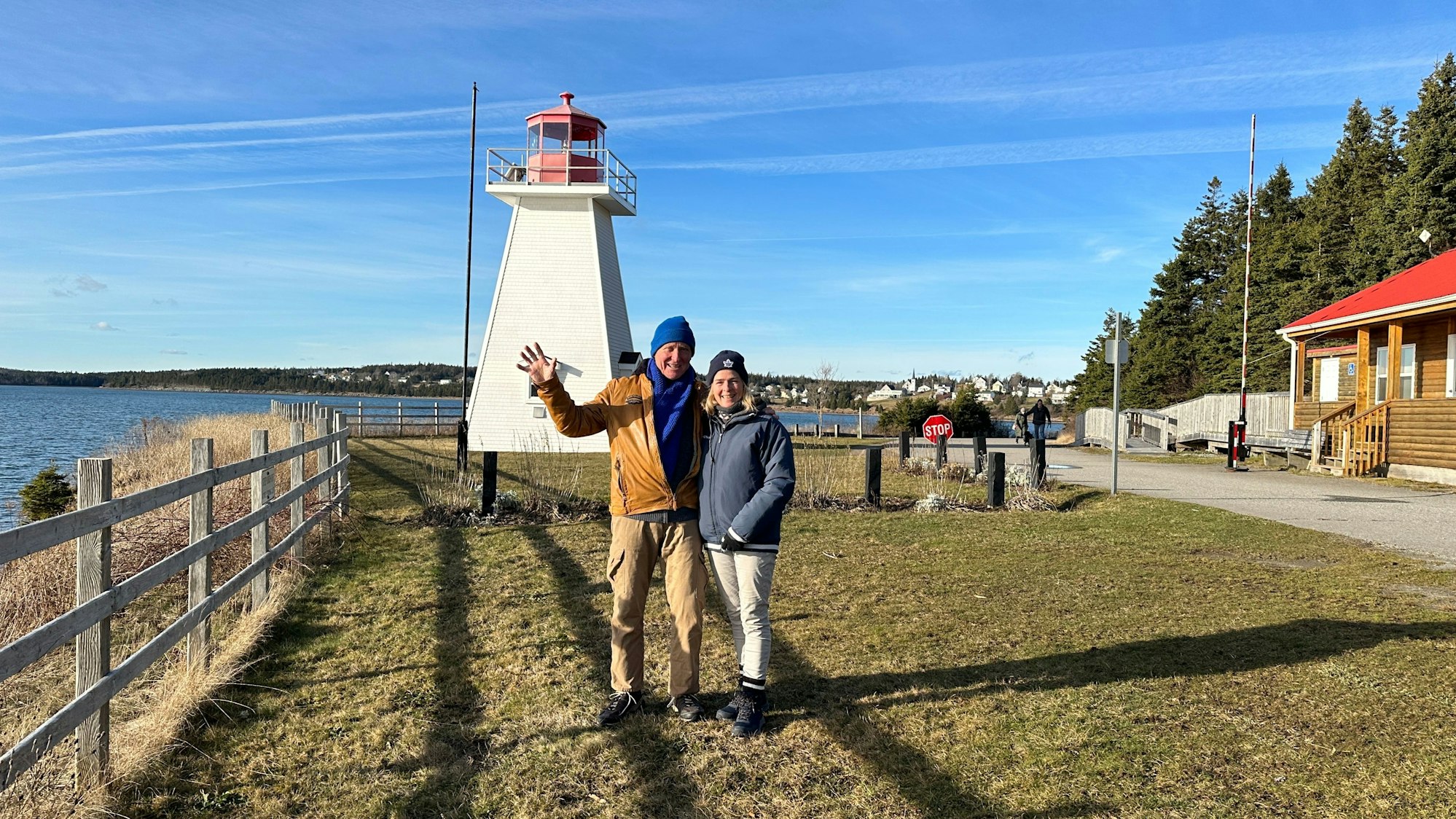 Eine Frau und ein Mann vor einem Leuchturm.