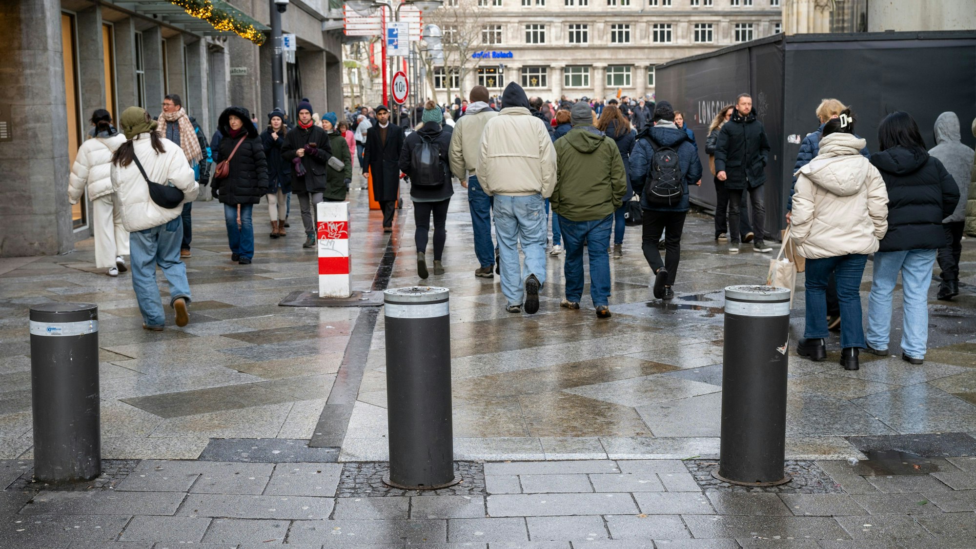 Am Dom gibt es fest installierte Absperrungen.