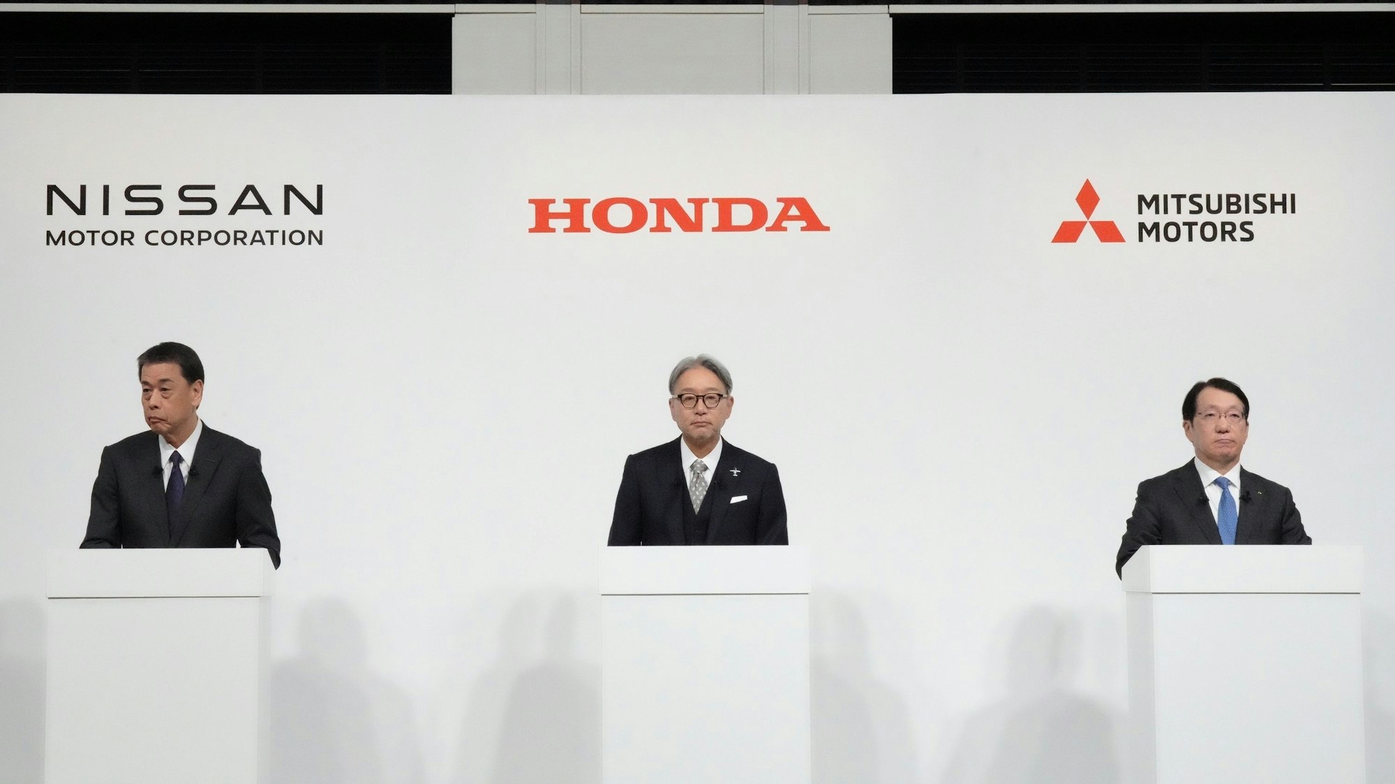Die Chefs der japanischen Autobauer Nissan, Honda und Mitsubishi Motors sprechen bei einer Pressekonferenz über eine mögliche Fusion ihrer Unternhemen.