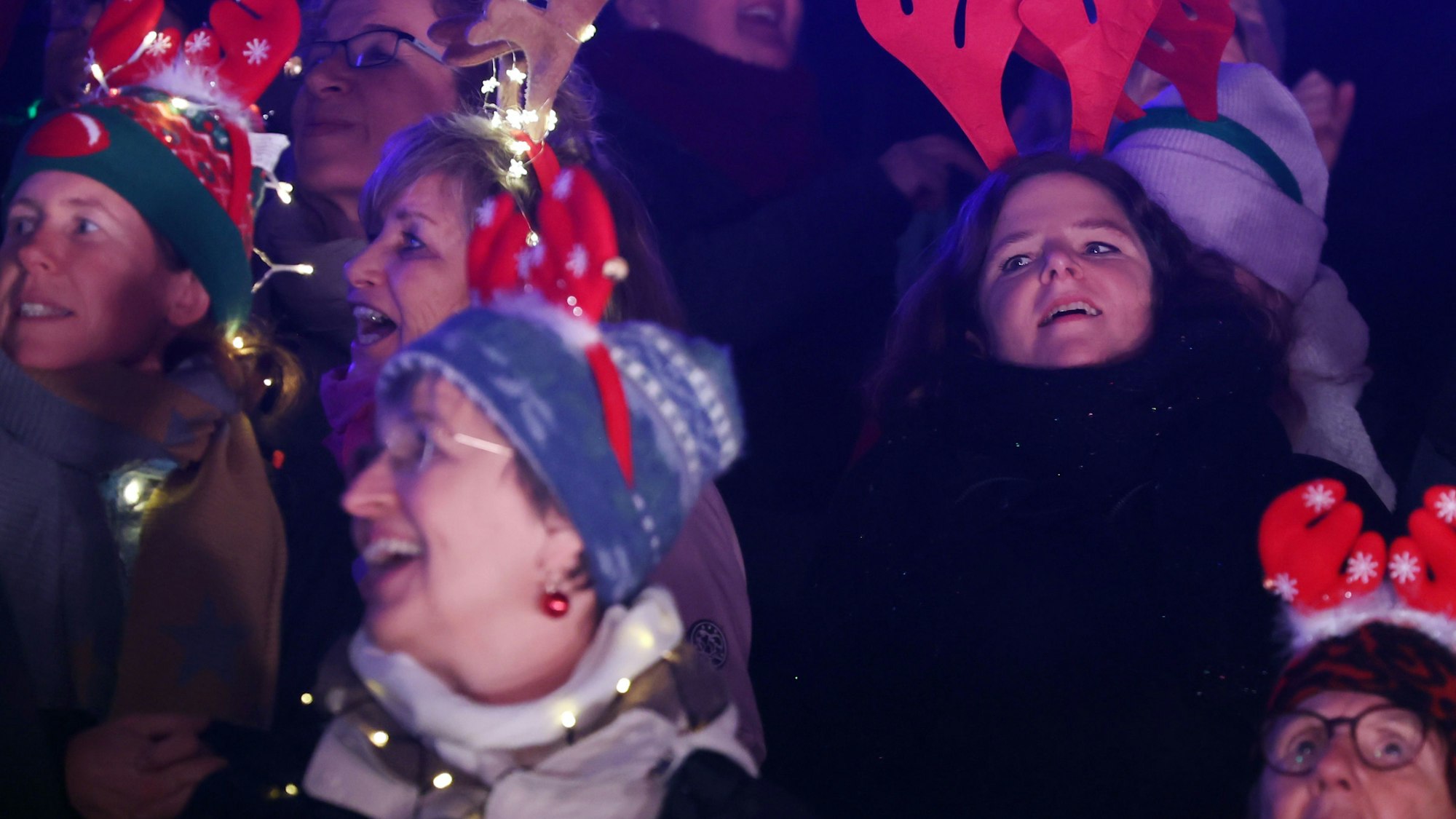 23.12.2023
Köln:
Mitsingkonzert
Loss mer Weihnachtsleeder singe im Rheinenergie Stadion
Foto: Martina Goyert