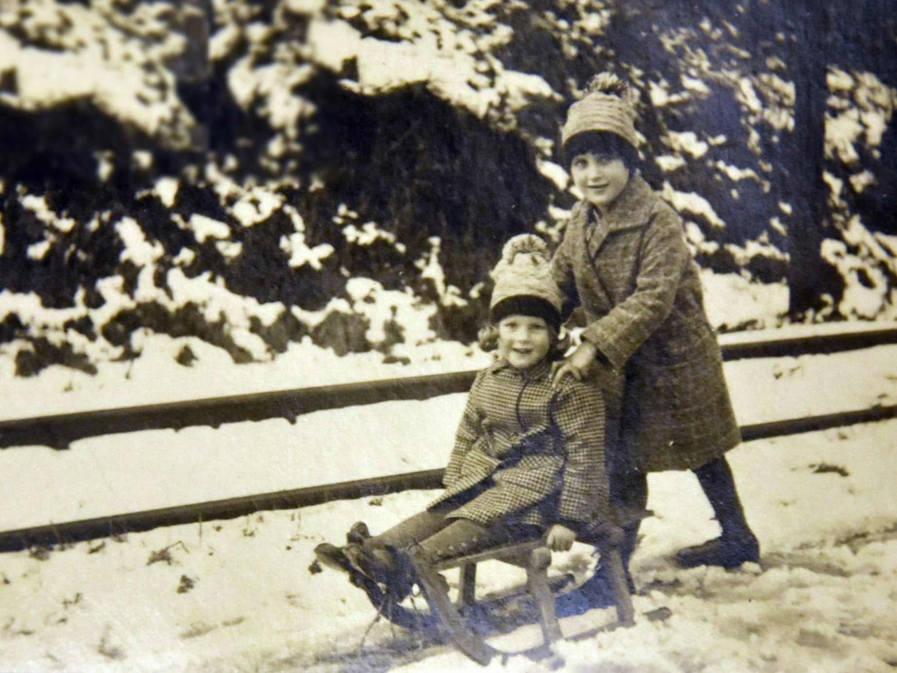 Als Kind schob sie ihre jüngere Schwester Christel mit dem Schlitten