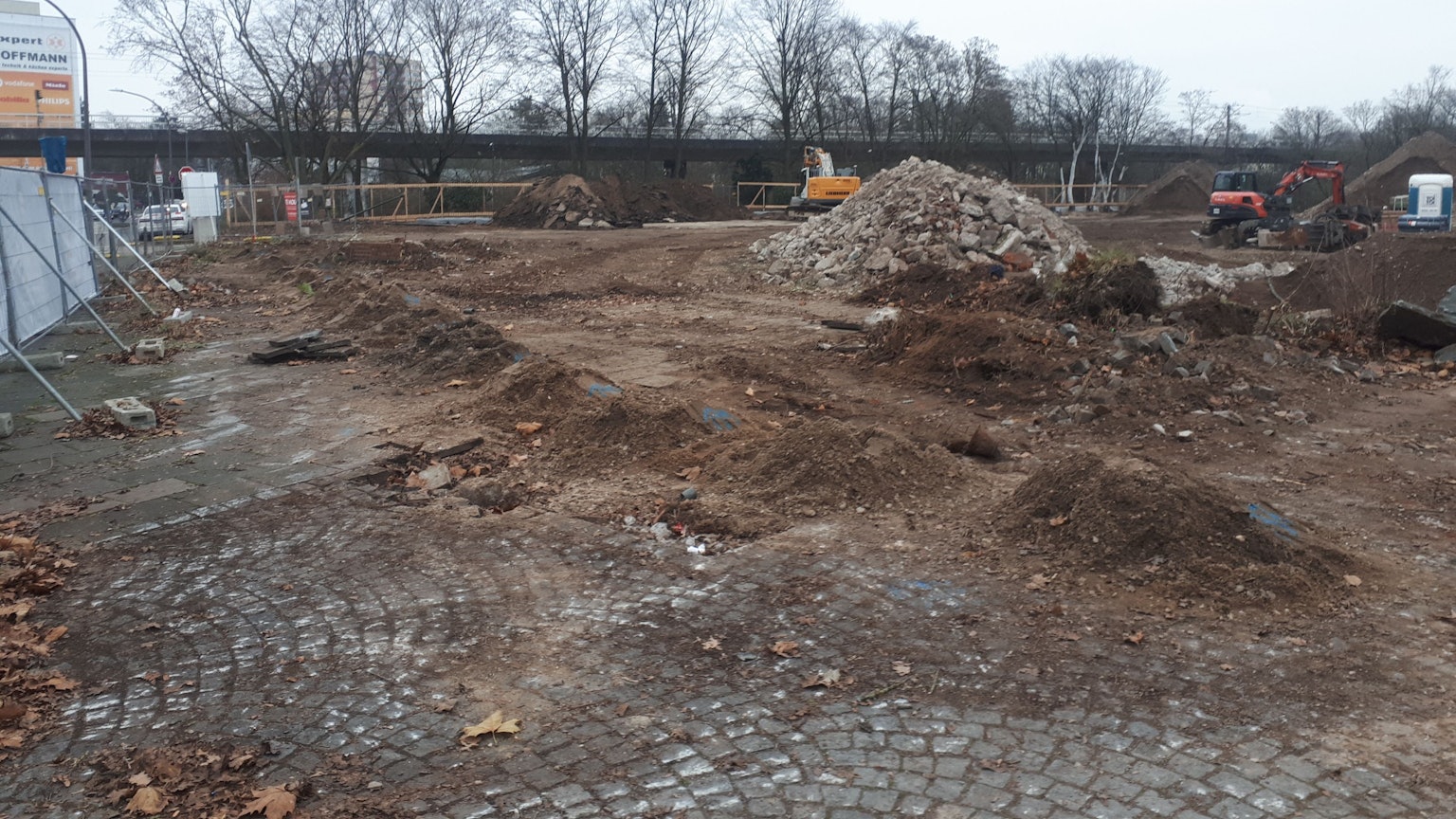 Impressionen vom Baufeld der Edith-Stein-Realschule. Nur an den Rändern des Grundstücks blieben, wie vorgesehen, Bäume stehen.