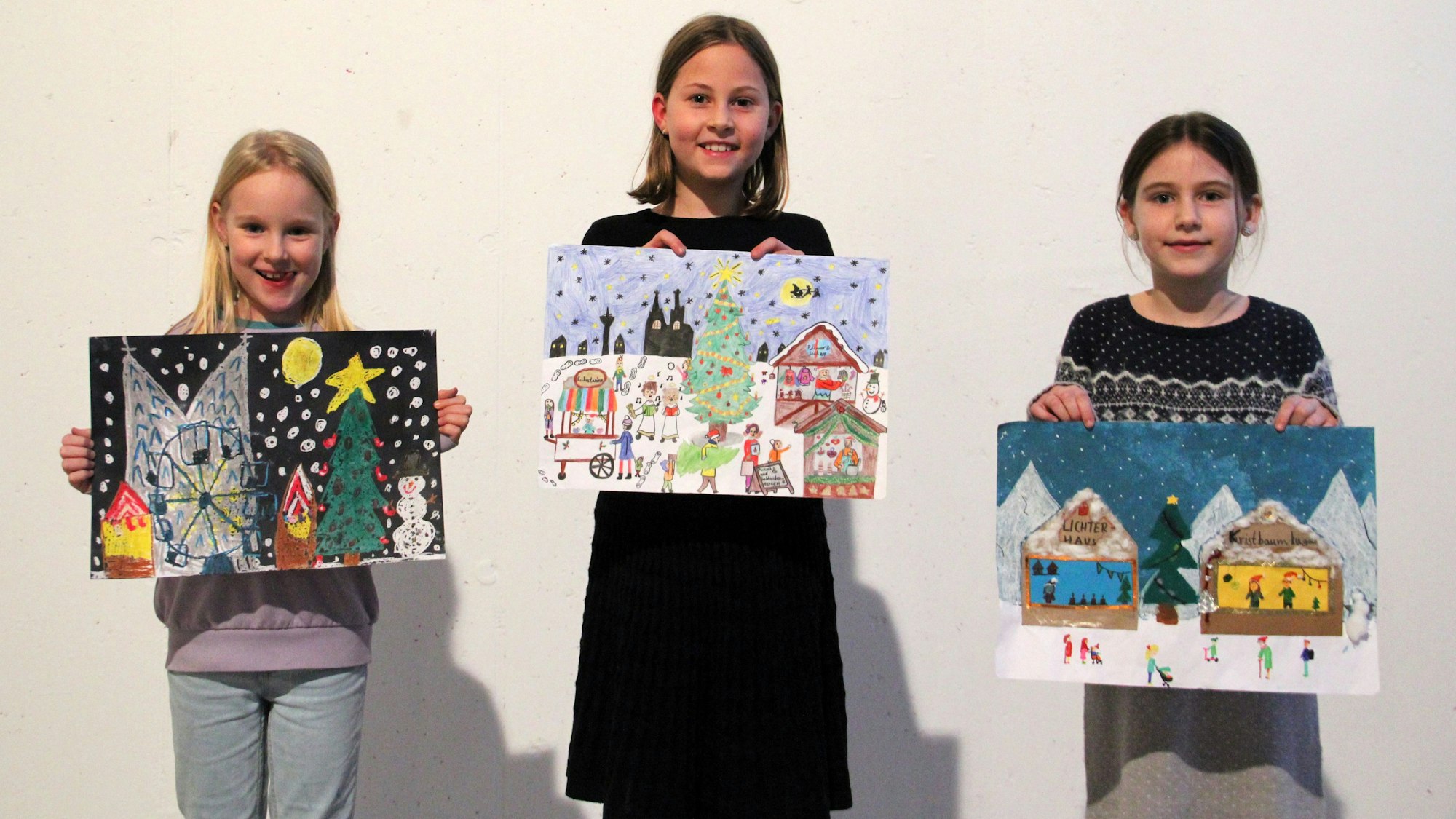 Die Gewinnerinnen des Schulmalwettbewerbs 2024 sind Malina Brüning, Leni Engels und Mathilda Pfeifer (v. l.).