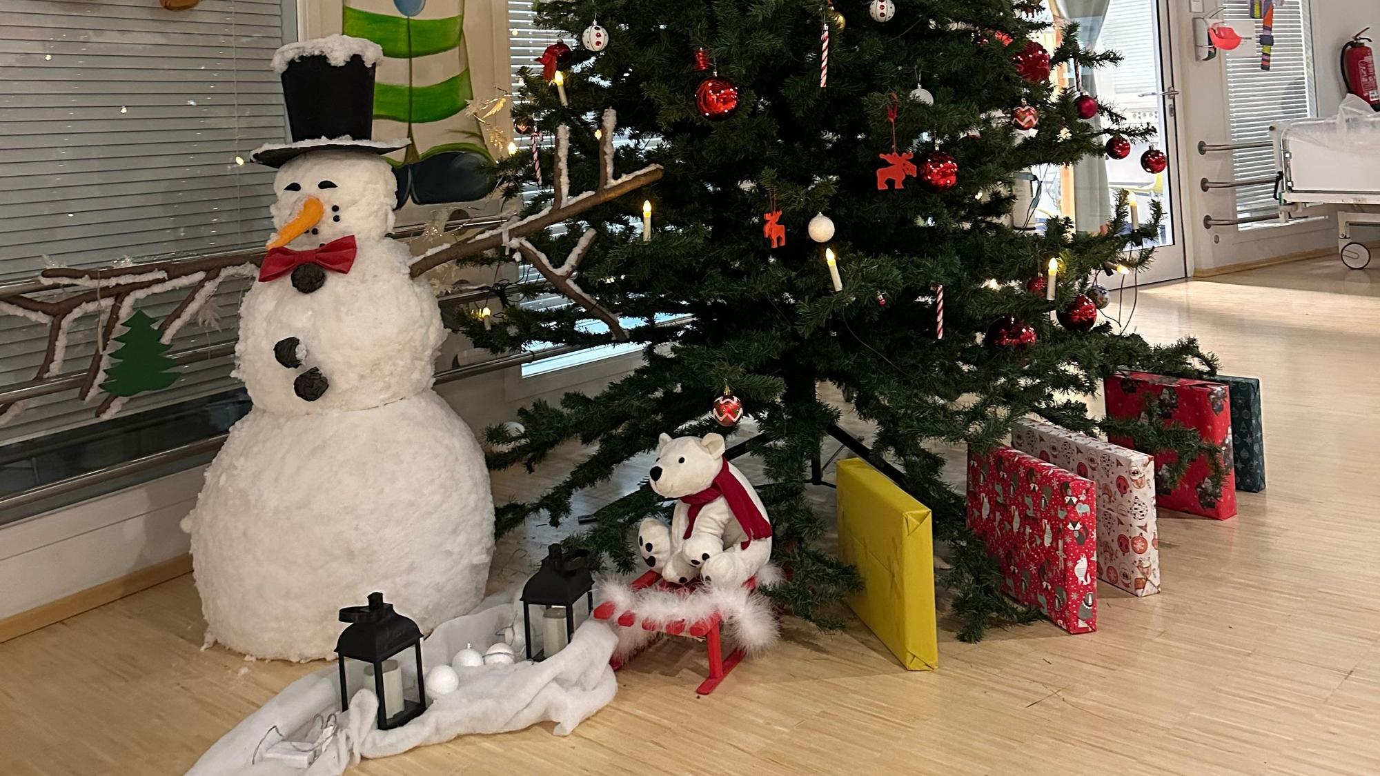 Weihnachtsbäume mit gespendeten Geschenken stehen auf den Stationen der Kinderklinik. Sie werden an Heiligabend verteilt.