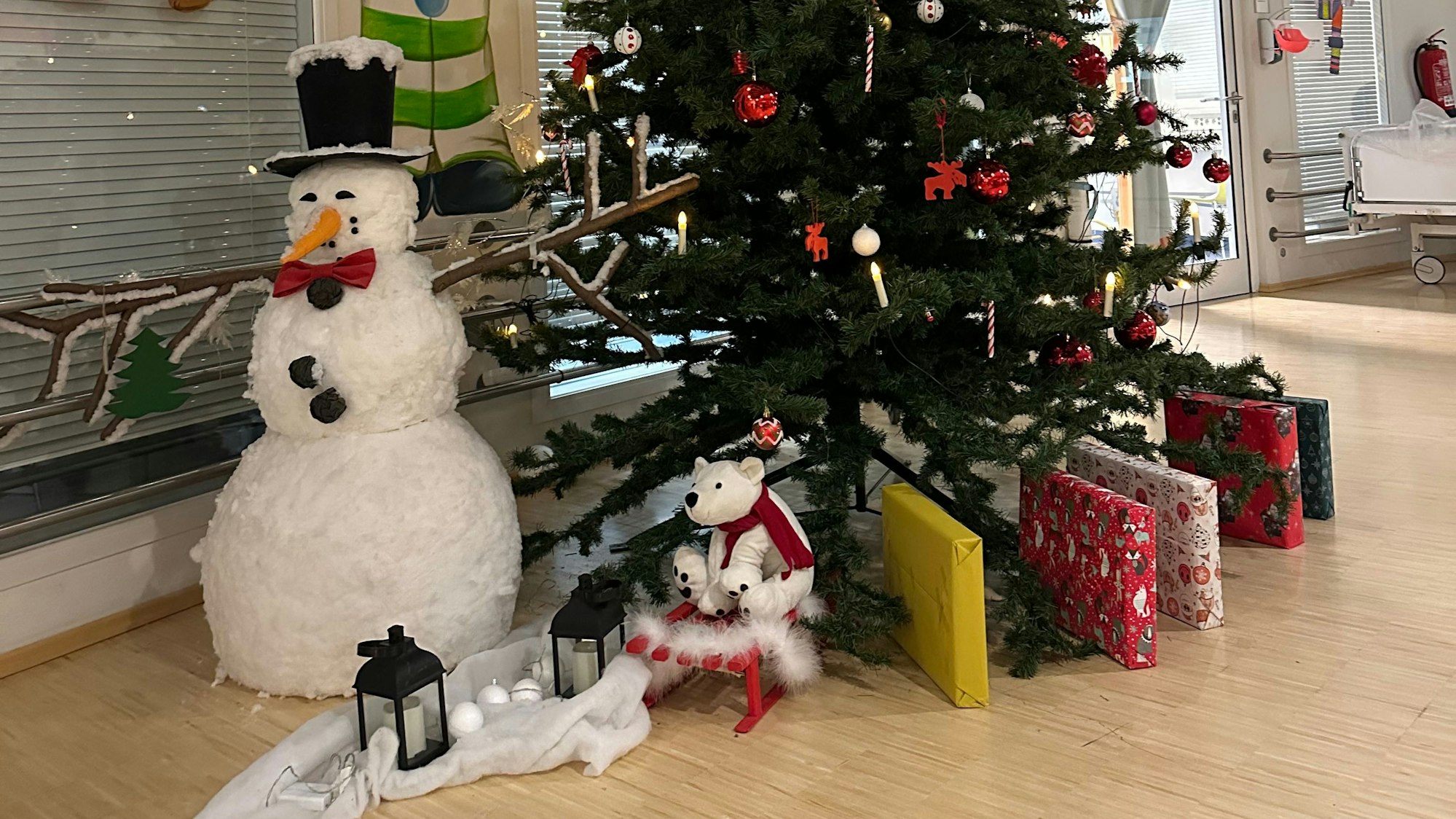 Weihnachtsbäume mit gespendeten Geschenken stehen auf den Stationen der Kinderklinik. Sie werden an Heiligabend verteilt.