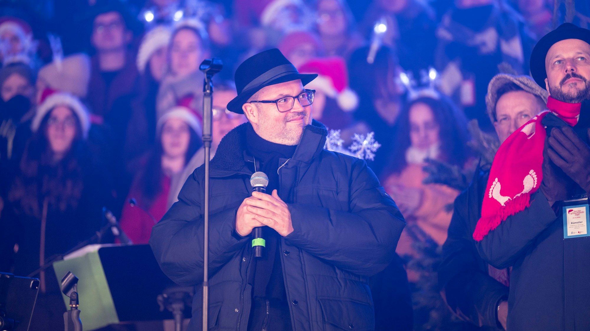 23.12.2024, Köln: Die Mitsing-Veranstaltung „Loss mer Weihnachtsleeder singe“ begeistert im Rhein-Energie-Stadion. Foto: Uwe Weiser