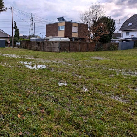 Der Kirmesplatz an der Engeldorfer Straße verwandelt sich bei Regen schnell in einen Schlammplatz.