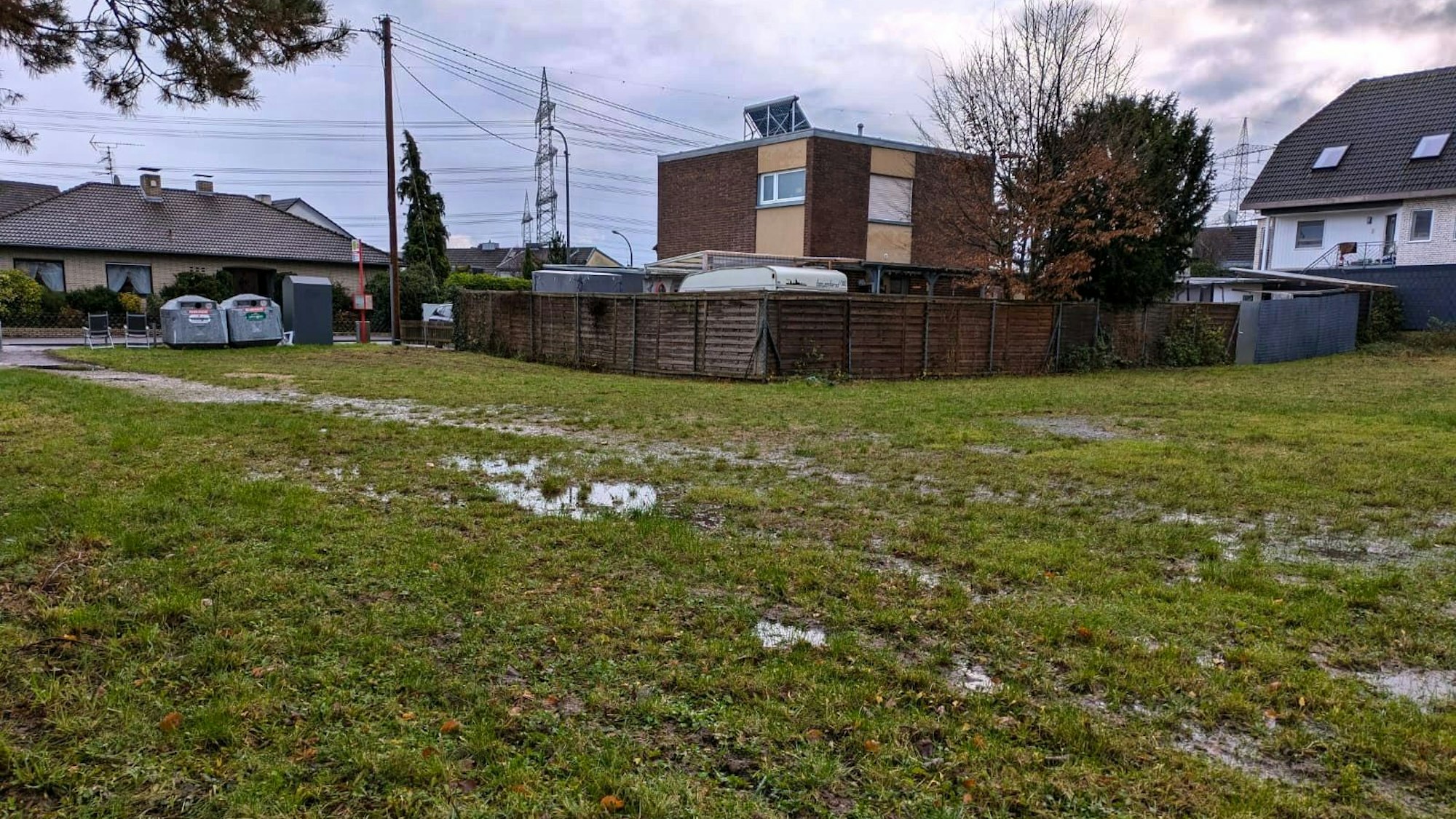 Der Kirmesplatz an der Engeldorfer Straße verwandelt sich bei Regen schnell in einen Schlammplatz.