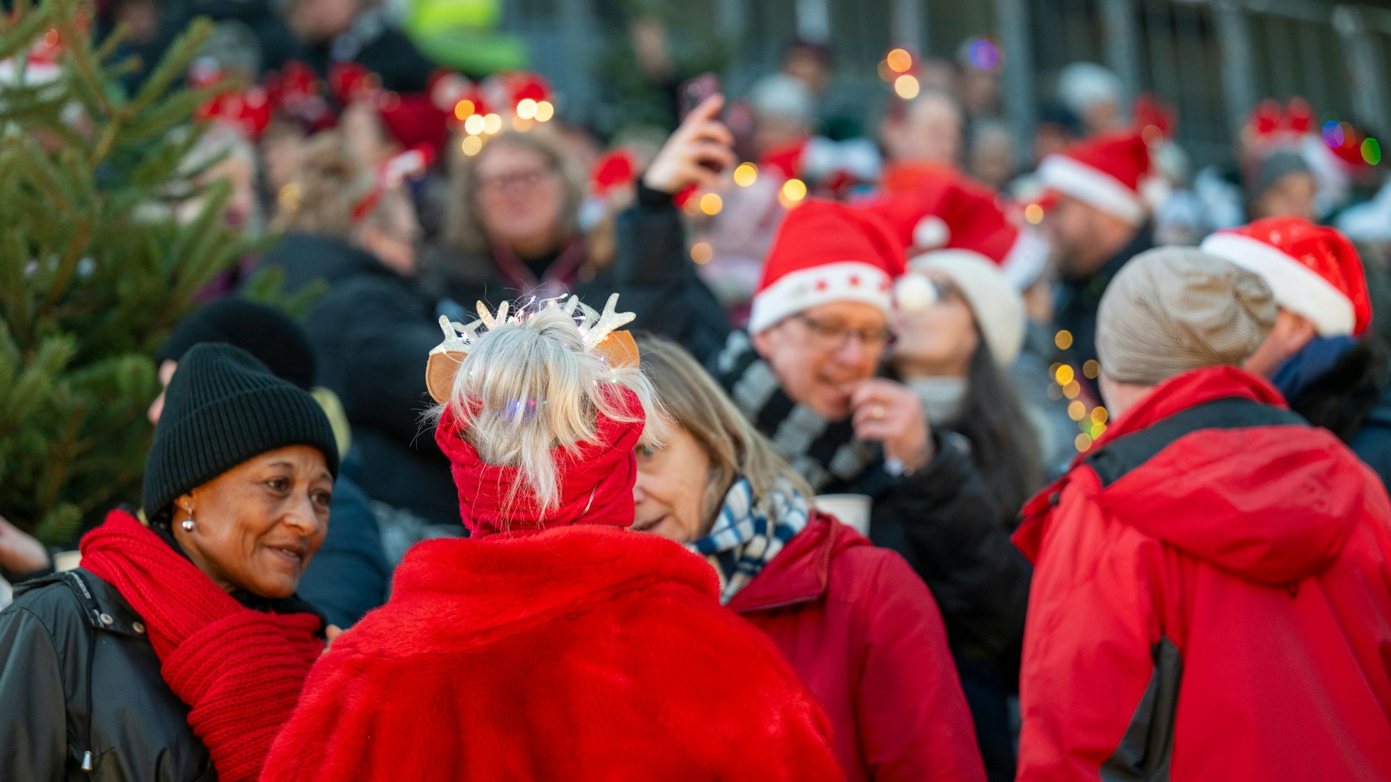 23.12.2024, Köln: Die Mitsing-Veranstaltung „Loss mer Weihnachtsleeder singe“ begeistert im Rhein-Energie-Stadion. Foto: Uwe Weiser