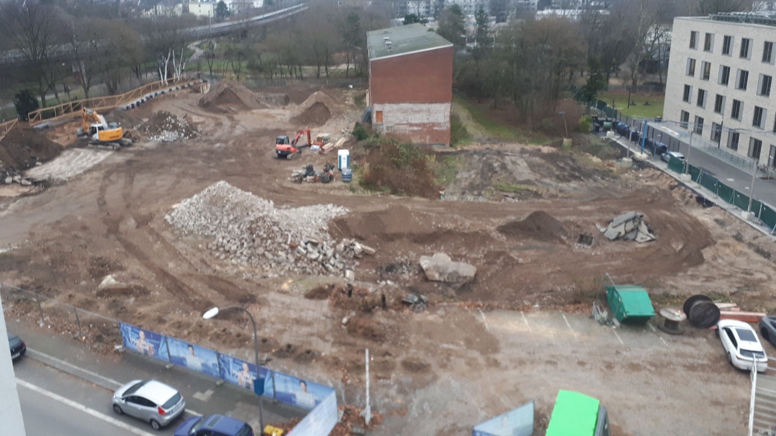 Blick von oben auf ein freigeräumtes Bau-Grundstück.
