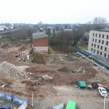 Blick von oben auf ein freigeräumtes Bau-Grundstück.