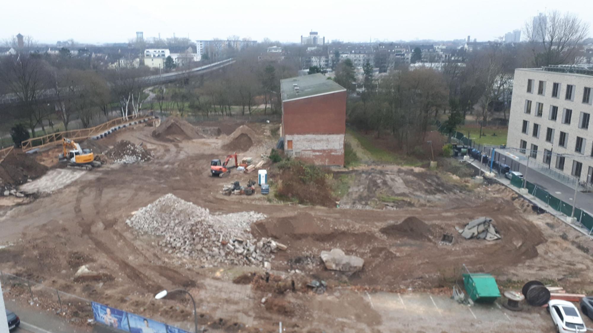 Blick von oben auf ein freigeräumtes Bau-Grundstück.