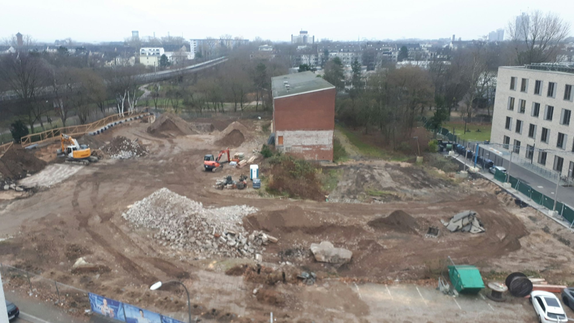 Blick von oben auf ein freigeräumtes Bau-Grundstück.