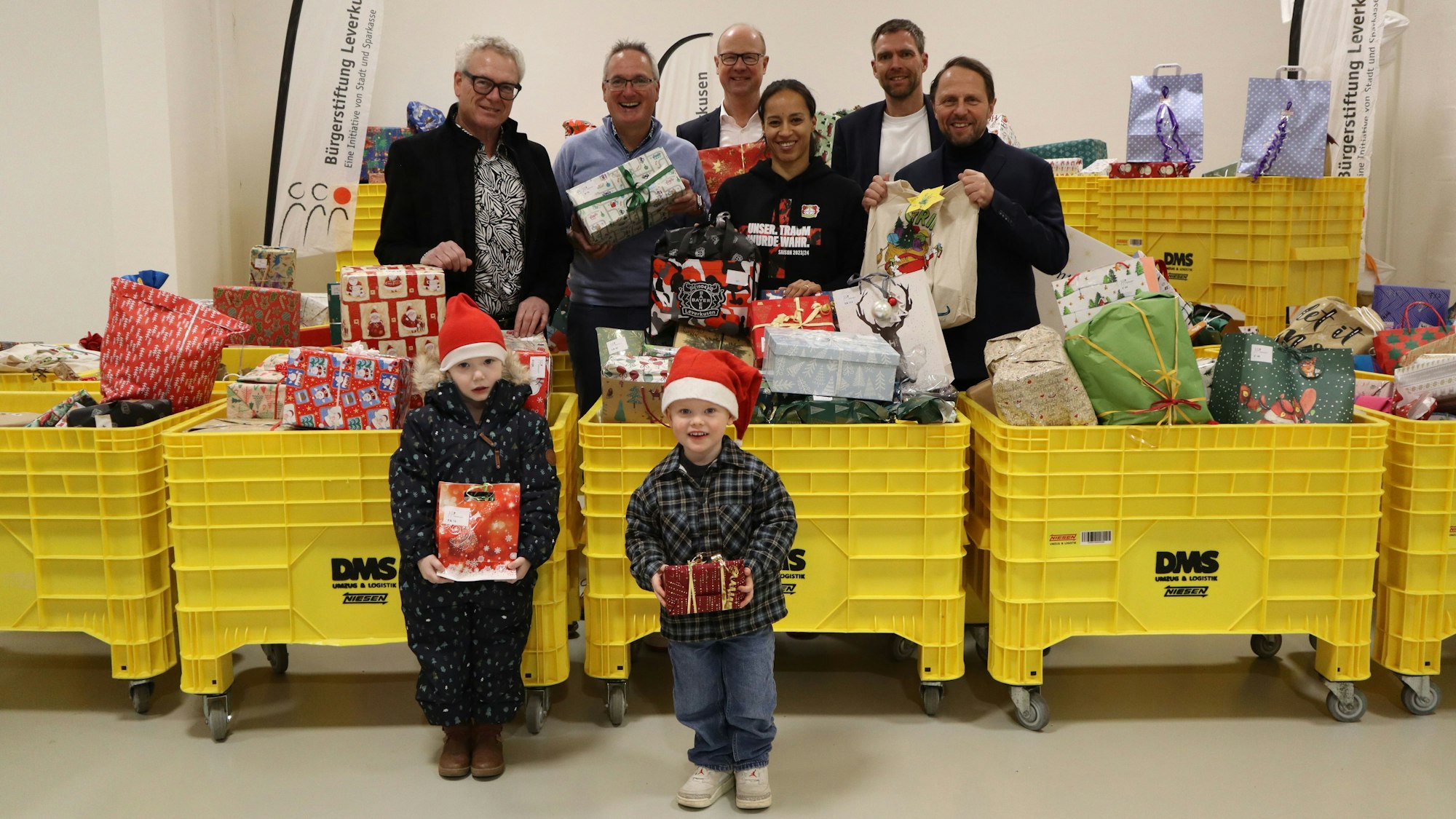Sterntaleraktion der Bürgerstiftung Leverkusen: Isabella (Mäuseturm Kita, vorne, v.l.), Ben (Mäuseturm Kita), Klaus Niesen (Geschäftsführer der Peter Niesen GmbH & Co. Internationale Möbelspedition KG, hinten, v.l.), Markus Kalcker (Peter Niesen GmbH & Co. Internationale Möbelspedition KG) Markus Grawe (Vorsitzender des Stiftungsvorstandes) Elisabeth Garcia (Bayer 04 Leverkusen Fußball GmbH) Manuel Bast (Geschäftsführer Bürgerstiftung Leverkusen) Uwe Richrath (stv. Vorsitzender des Stiftungsvorstandes).