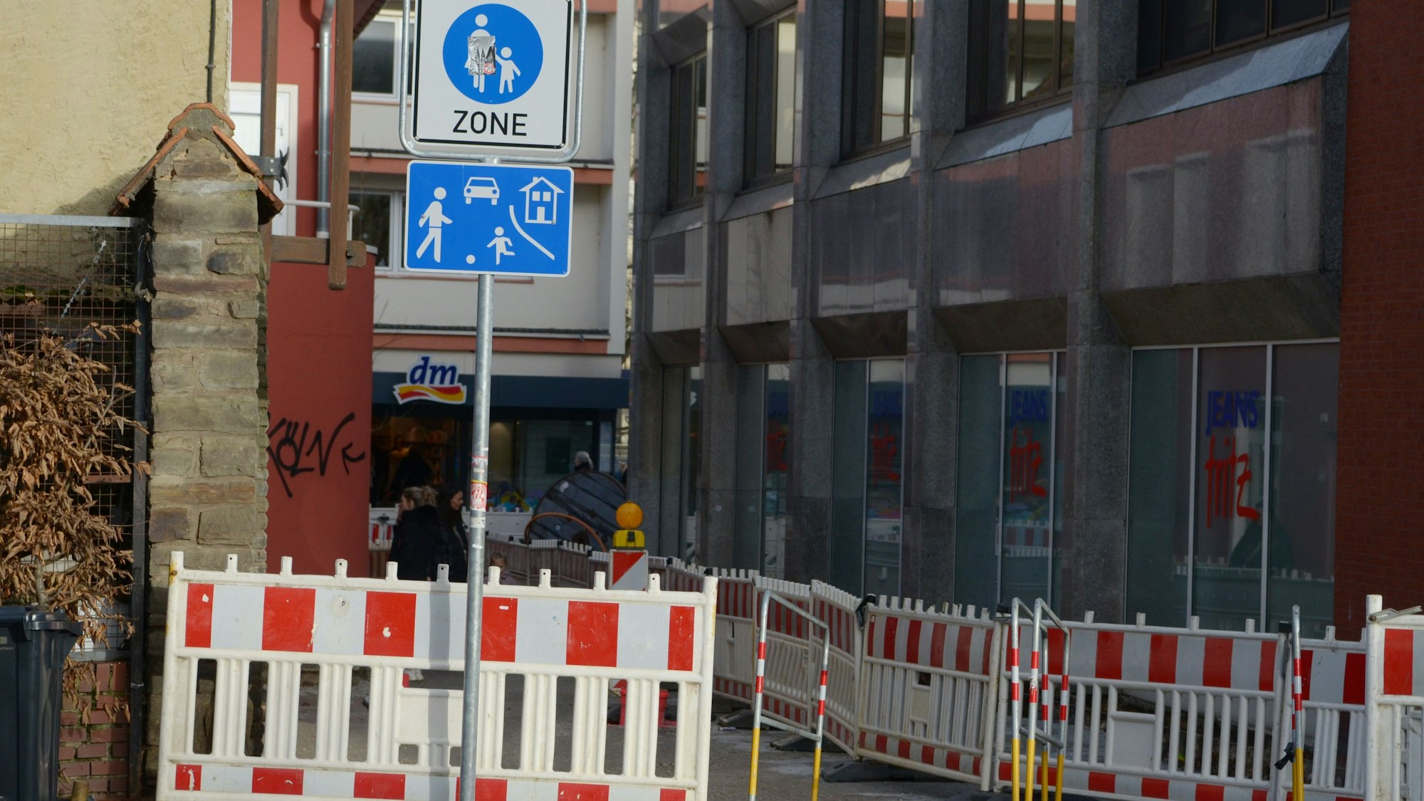 Teile der Straße sind durch Bauzäune abgetrennt.