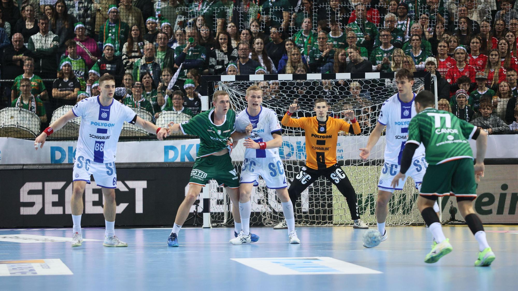 Die Abwehr des VfL Gummersbach vor Torhüter Dominik Kuzmanovic erwartet die Wetzlarer Angreifer.
