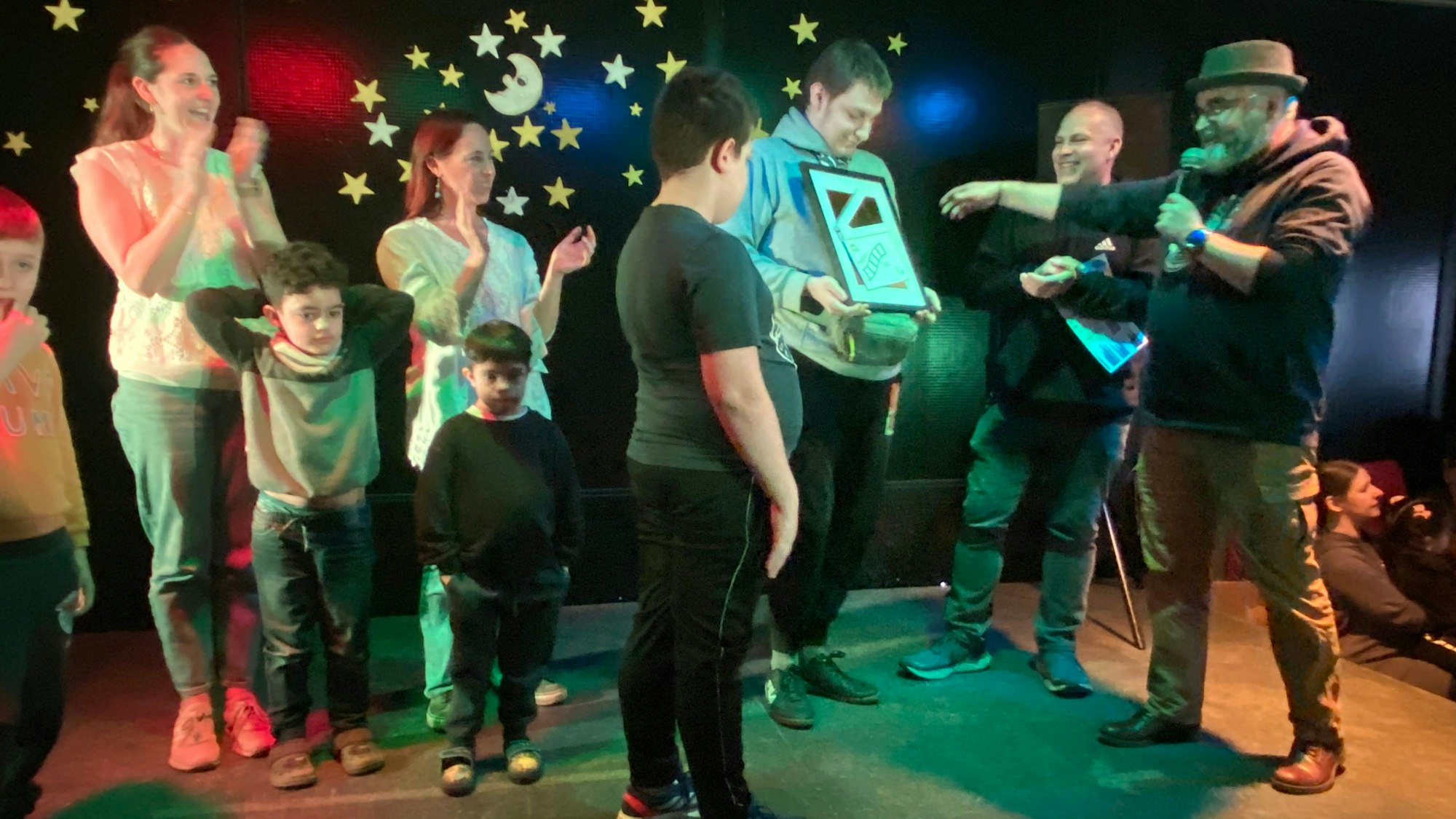 Georg Peters (rechts) und Heiko Bleike vom Porzer Klimatreff überreichten den Preis für das Mut machende Video im Rahmen der Talent-Show der Pestalozzischule an Moderator Severin.