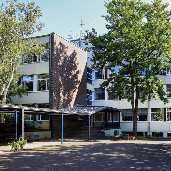 Die Henry-Ford-Realschule in Köln-Chorweiler: Die Schule nimmt an einem Projekt zur Gewaltprävention in Zusammenarbeit mit der Polizei teil.