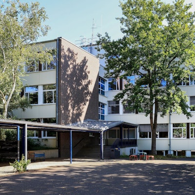Die Henry-Ford-Realschule in Köln-Chorweiler: Die Schule nimmt an einem Projekt zur Gewaltprävention in Zusammenarbeit mit der Polizei teil.