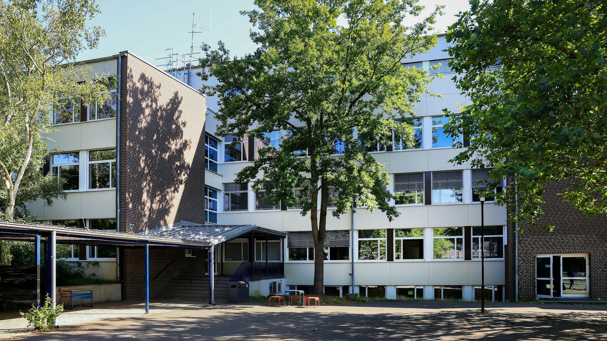 Die Henry-Ford-Realschule in Köln-Chorweiler: Die Schule nimmt an einem Projekt zur Gewaltprävention in Zusammenarbeit mit der Polizei teil.