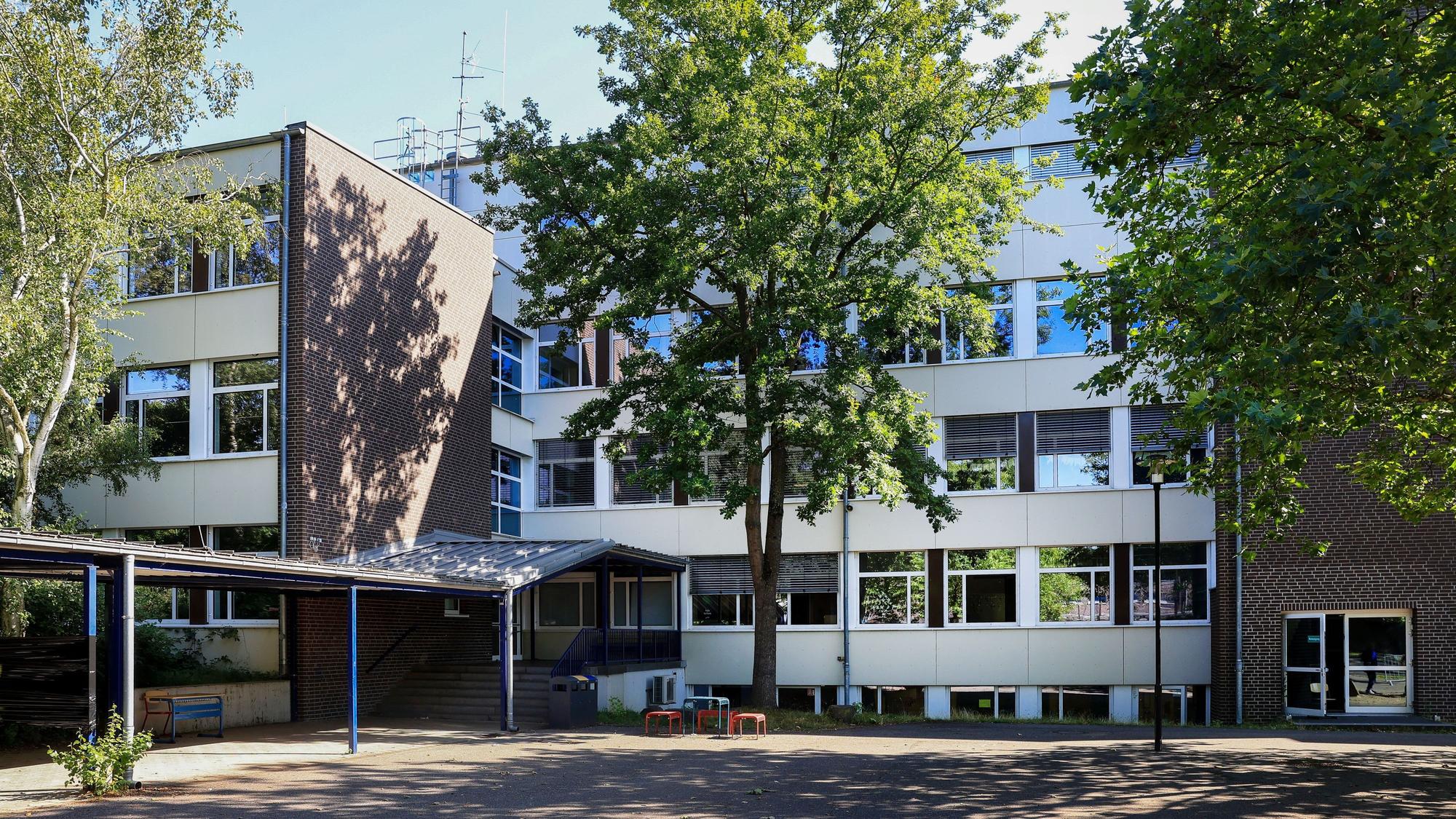 Die Henry-Ford-Realschule in Köln-Chorweiler: Die Schule nimmt an einem Projekt zur Gewaltprävention in Zusammenarbeit mit der Polizei teil.